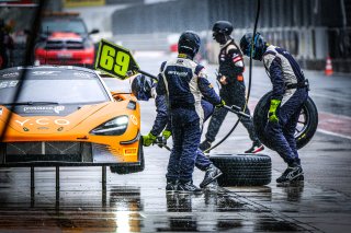 #69 Optimum Motorsport GBR McLaren 720S GT3 - Oliver Wilkinson GBR Rob Bell GBR Joe Osborne GBR, Official Paid Testing Session, Pitlane
