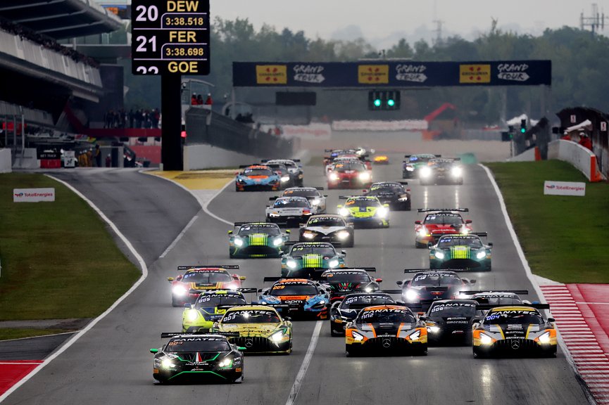 Start of Race 1 - #72 - Barwell Motorsport - Gabriel RINDONE - Patrick KUJALA - Lamborghini Huracan GT3 EVO2 leads #9 - Boutsen VDS – Jules GOUNON – Maximillian GOTZ - Mercedes-AMG GT3 EVO 